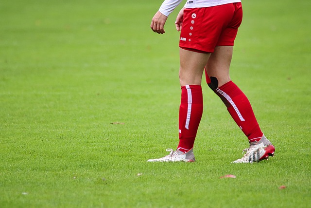 足球熱話︱海倫芬前鋒駭人「甩眼」　大力按壓後沒事般繼續踢.